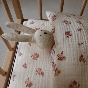 pościel dla lalek w kolorze beżu w różowe kwiatuszki