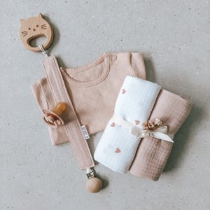 pieluszka muślinowa w kolorze bieli w serduszka