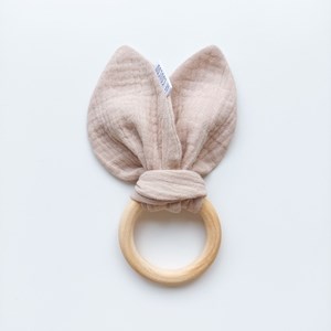 Drewniany gryzak z muślinem - beż