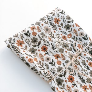 pieluszka muślinowa w kolorze beżu w karmelowe i szare kwiatki