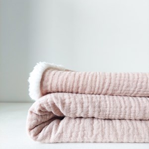 kocyk muślinowy z barankiem w kolorze pudrowego różu oraz ecru