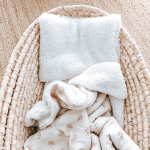 kocyk muślinowy z barankiem w kolorze beżu w różyczki