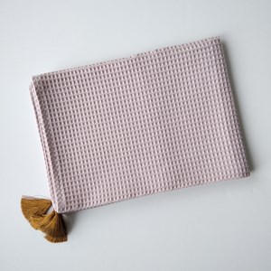 Kocyk wafelkowy z chwostami - pudrowy róż