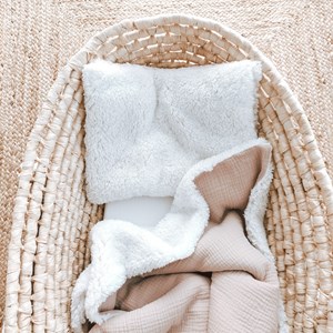 kocyk muślinowy z barankiem w kolorze pudrowego różu oraz ecru