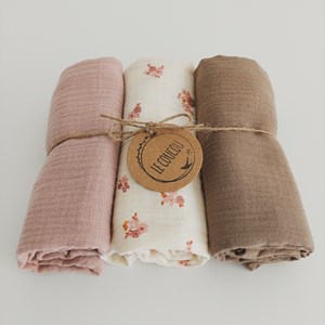 pieluszka muślinowa w kolorze beżu w różowe kwiatuszki