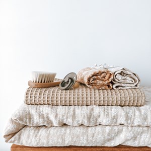 pieluszka muślinowa w kolorze beżu w listki