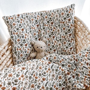 pościel do łóżeczka w kolorze beżu w jesienne kwiatki