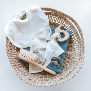 zestaw chusteczek muślinowych w kolorze beżu i bieli w żaglówki