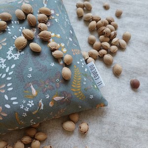 ekologiczny termoforu z pestkami wiśni na kolki i bolący brzuszek