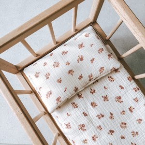 pościel dla lalek w kolorze beżu w różowe kwiatuszki