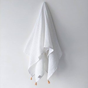 otulacz z bawełny muślinowej w kolorze bieli w kropeczki z czterema mini chwostami w kolorze beżu