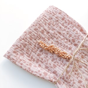 pieluszka muślinowa w kolorze różu w kwiatuszki oraz gałązki