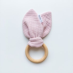 Drewniany gryzak z muślinem - róż