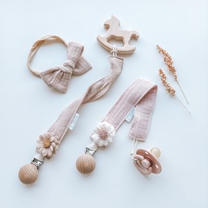 zawieszka do smoczka z kwiatuszkiem