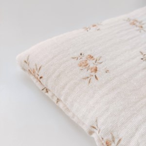 mała poduszka w różyczki