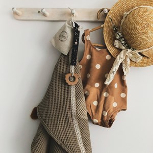 ręcznik wafelkowy z koronką w kolorze ciemny beż