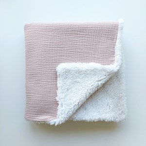 kocyk muślinowy z barankiem w kolorze pudrowego różu oraz ecru