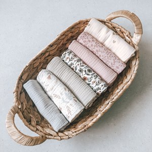 pieluszka muślinowa w kolorze beżu w karmelowe i szare kwiatki