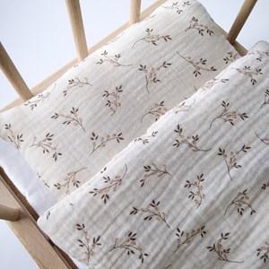 pościel dla lalek w kolorze beżu w gałązki