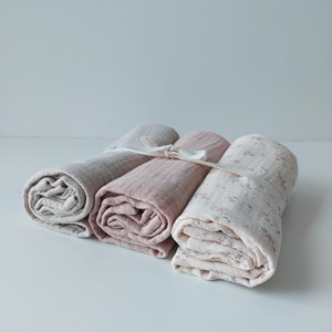 zestaw pieluszek w kwiatuszki