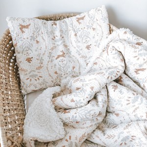 kocyk muślinowy z barankiem w kolorze ecru w zajączki i ptaszki