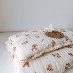 pościel dla lalek w kolorze beżu w różowe kwiatuszki