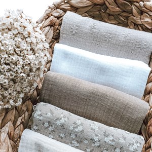 pieluszka muślinowa w kolorze śmietankowej bieli