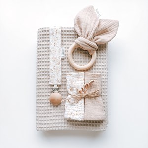 zestaw chusteczek muślinowych w kolorze beżu i bieli w roślinki
