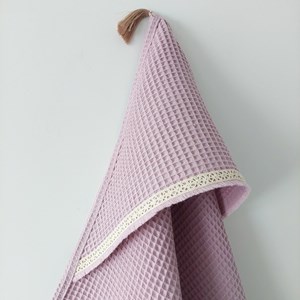 ręcznik wafelkowy z koronką w kolorze różu