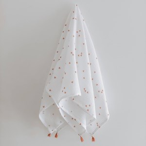 otulacz z bawełny muślinowej w kolorze bieli w serduszka z czterema mini chwostami w kolorze różu