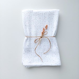 pieluszka muślinowa w kolorze bieli w kolorowe kropeczki