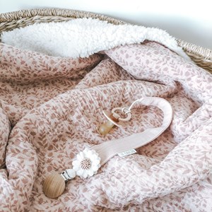 kocyk muślinowy z barankiem w kolorze wrzosowego różu w gałązki oraz ecru