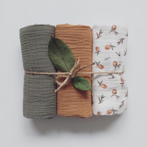 pieluszka muślinowa koloru zgaszonej zieleni