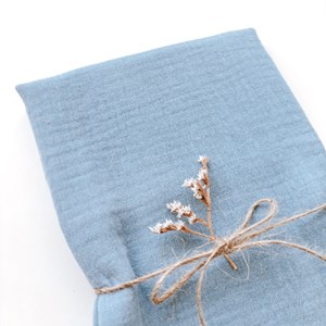 pieluszka muślinowa koloru niebieskiego