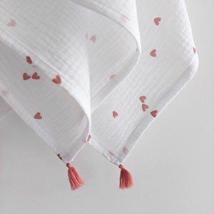 otulacz z bawełny muślinowej w kolorze bieli w serduszka z czterema mini chwostami w kolorze różu