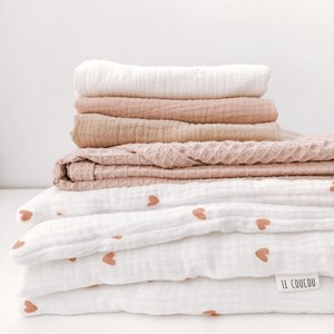 pościel do łóżeczka w kolorze bieli w różowe serduszka