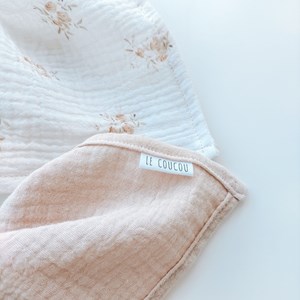 zestaw chusteczek muślinowych w kolorze pudrowego różu i beżu w różyczki