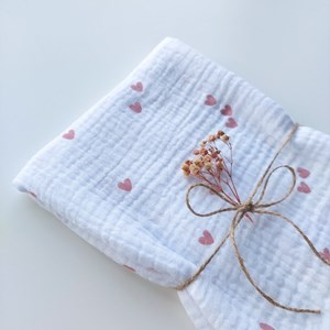 pieluszka muślinowa w kolorze bieli w serduszka